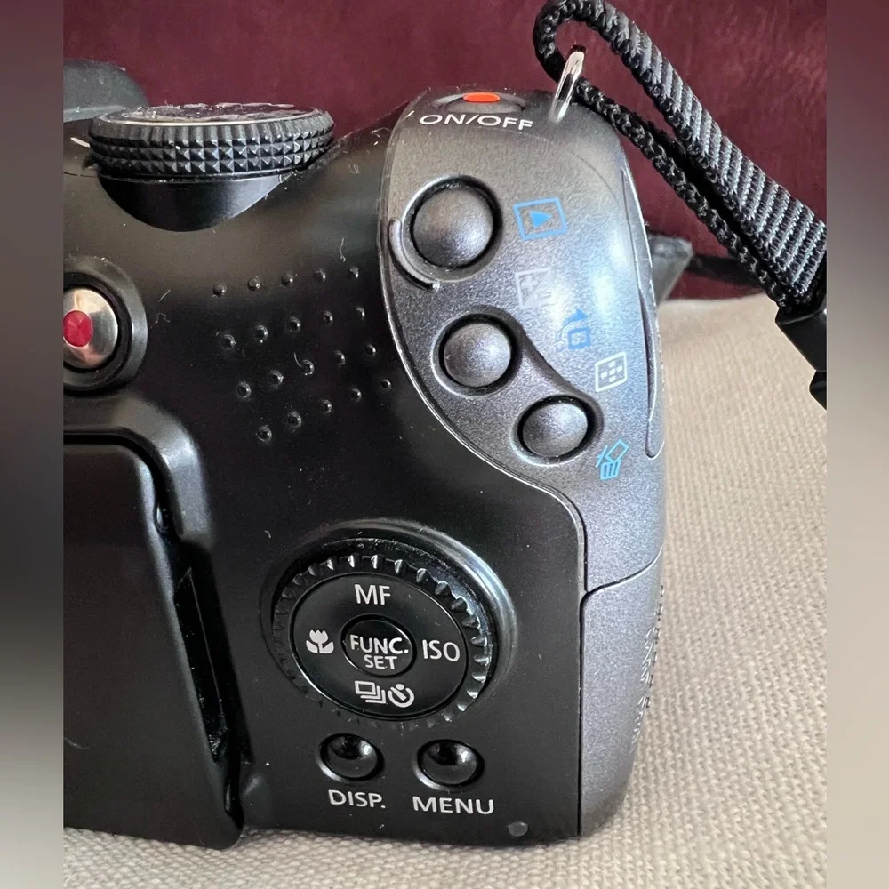 Canon Black Digital Camera with Advanced Zoom and Compact Design w Case